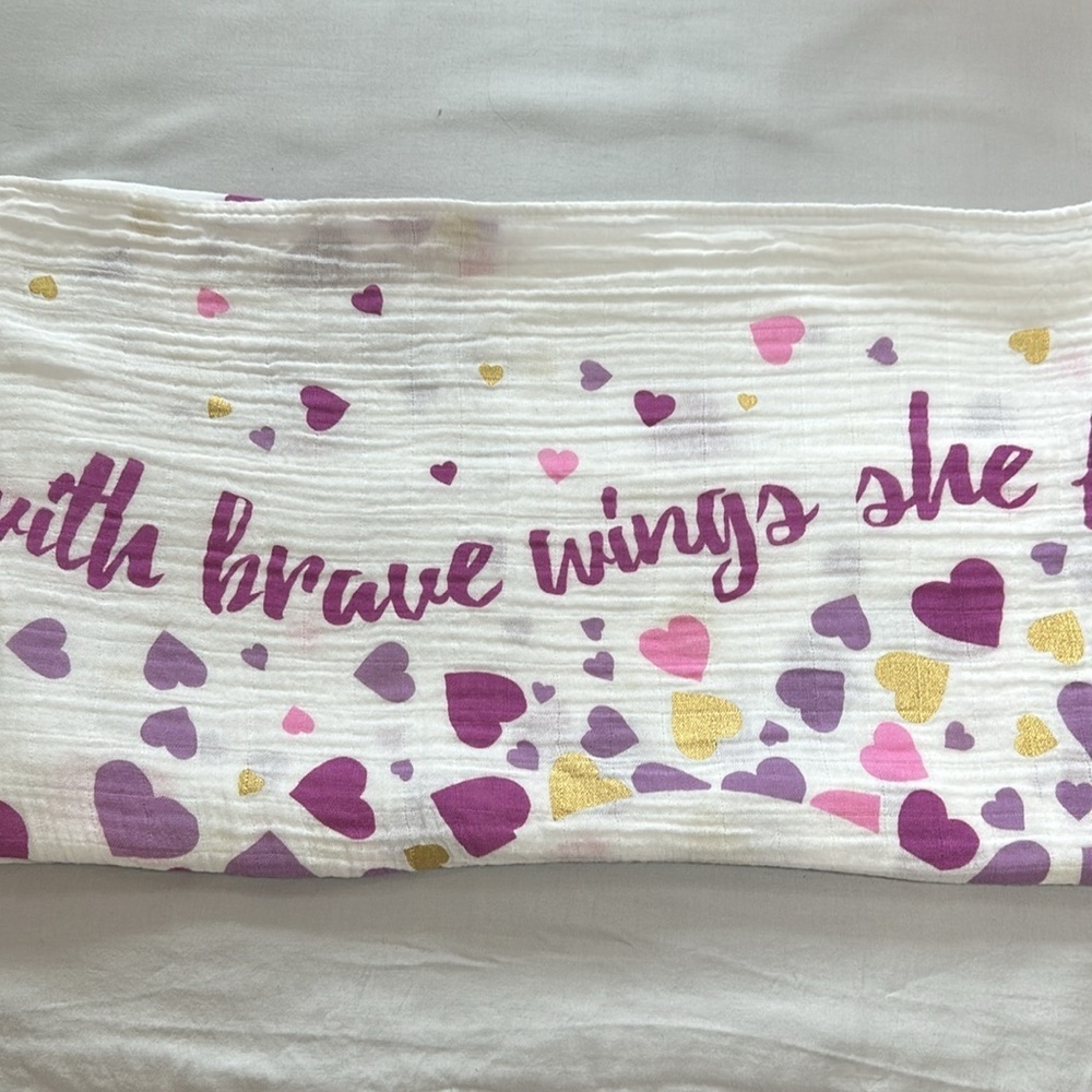 🐥 Lulujo - swaddle blanket - "with brave wings she flies" heart design